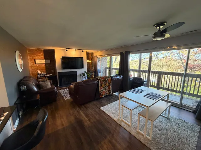 $240,000 | 5811 Oakwood Drive, Unit C, Lisle, IL 60532