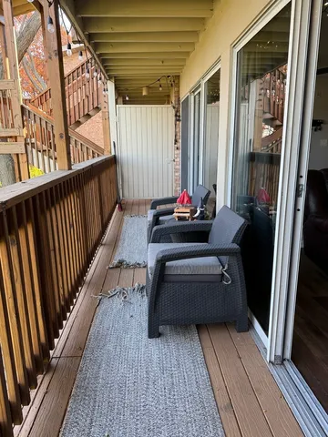 $240,000 | 5811 Oakwood Drive, Unit C, Lisle, IL 60532