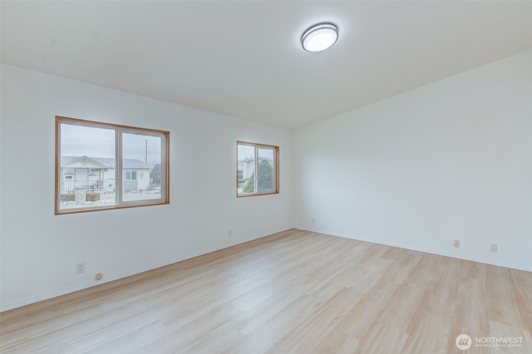 1200 Gallers Street Wenatchee, WA 98801 - Photo 11 of 27 an empty room with a window