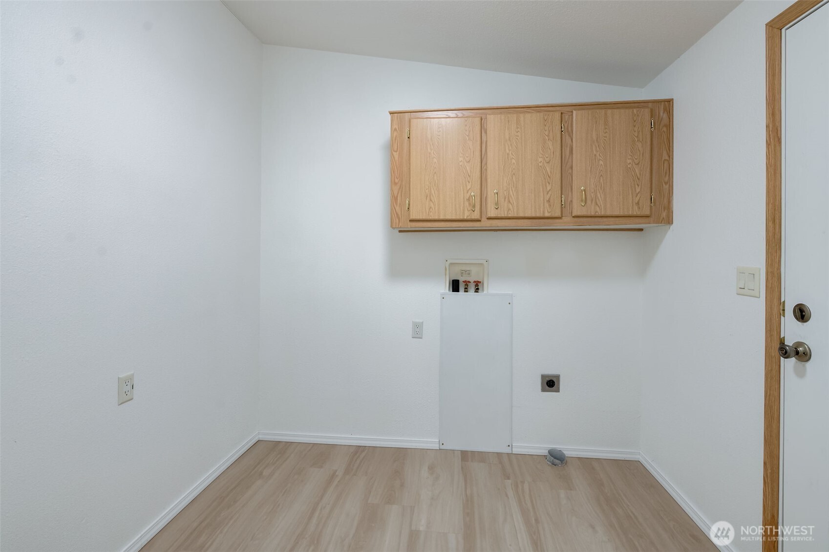 1200 Gallers Street Wenatchee, WA 98801 - Photo 19 of 27 a view of room with wooden floor