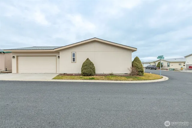 a view of a house with a yard and garage
