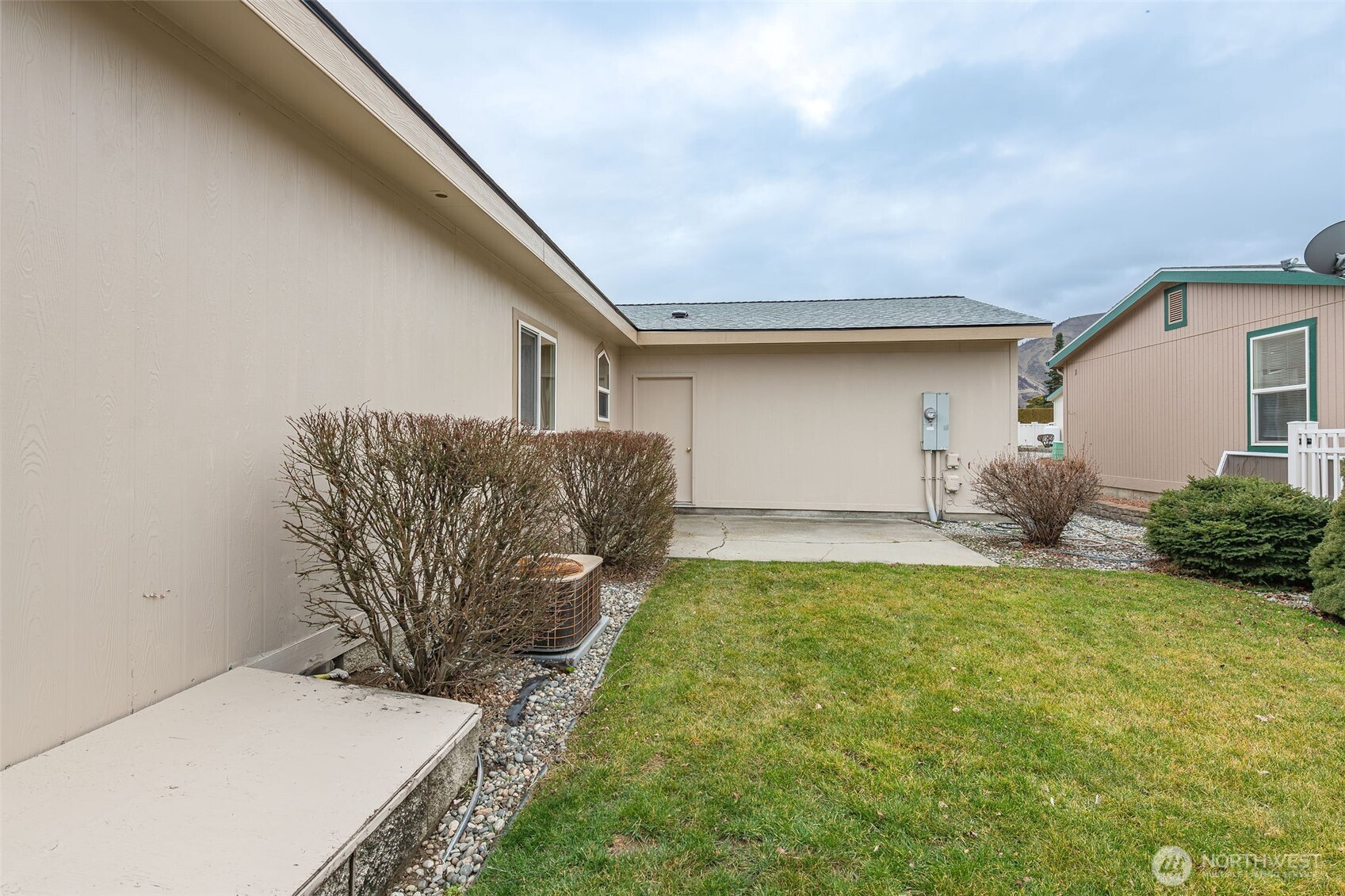 1200 Gallers Street Wenatchee, WA 98801 - Photo 21 of 27 a view of a backyard
