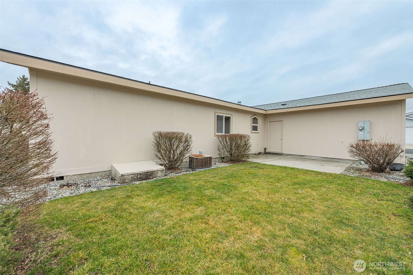 1200 Gallers Street Wenatchee, WA 98801 - Photo 22 of 27 a backyard of a house