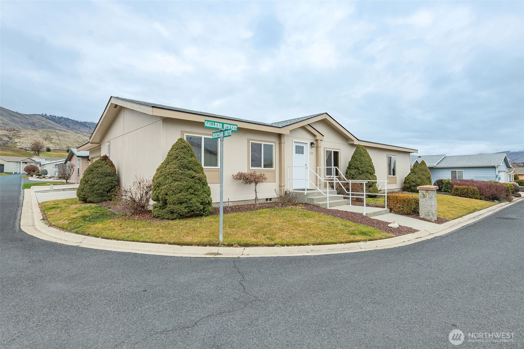 1200 Gallers Street Wenatchee, WA 98801 - Photo 25 of 27 a view of a house with a backyard