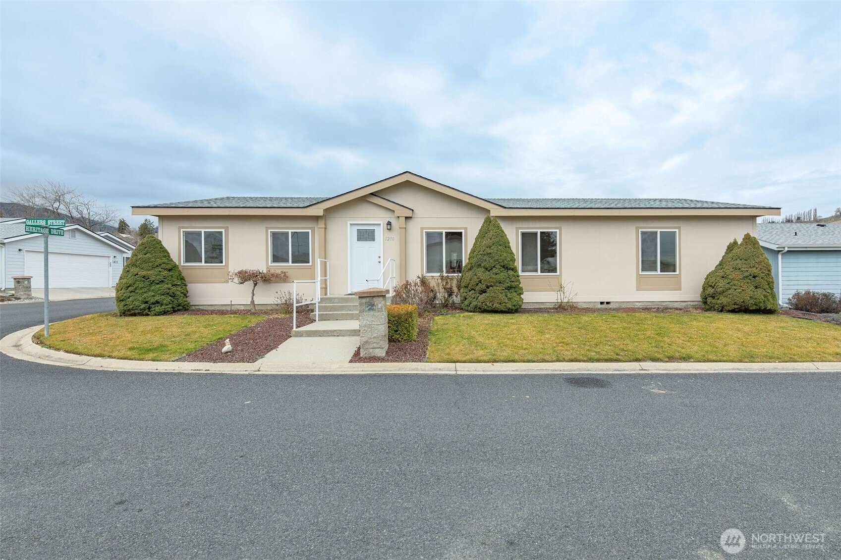 1200 Gallers Street Wenatchee, WA 98801 - Photo 27 of 27 a view of a house with a swimming pool and a yard