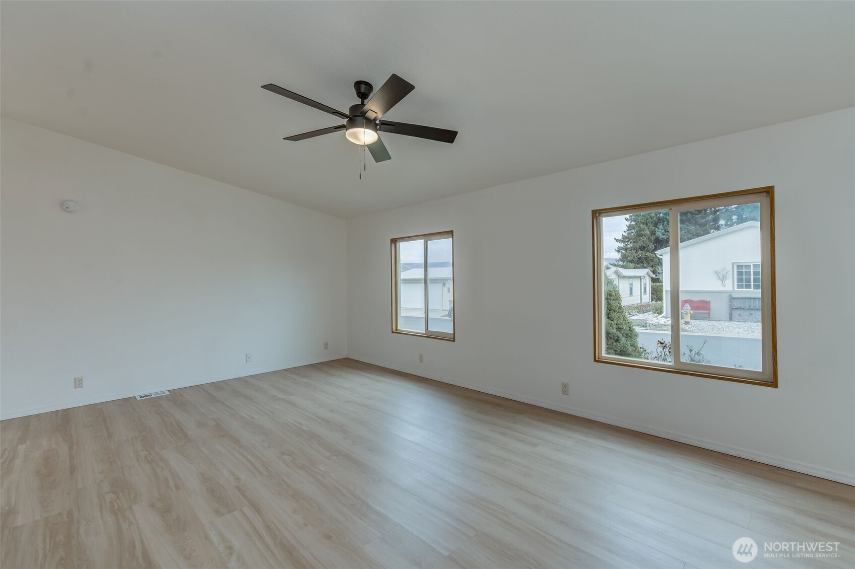 1200 Gallers Street Wenatchee, WA 98801 - Photo 4 of 27 a view of empty room with wooden floor and fan
