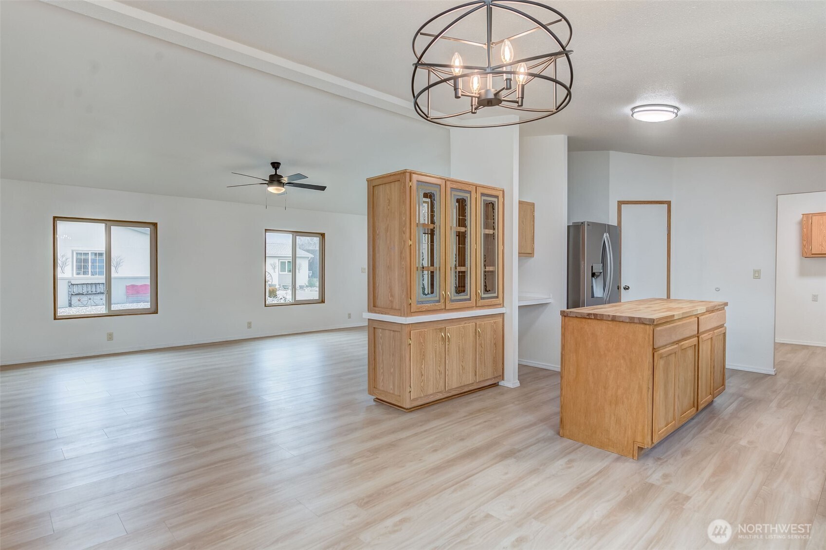 1200 Gallers Street Wenatchee, WA 98801 - Photo 6 of 27 a living room with couches and wooden floor