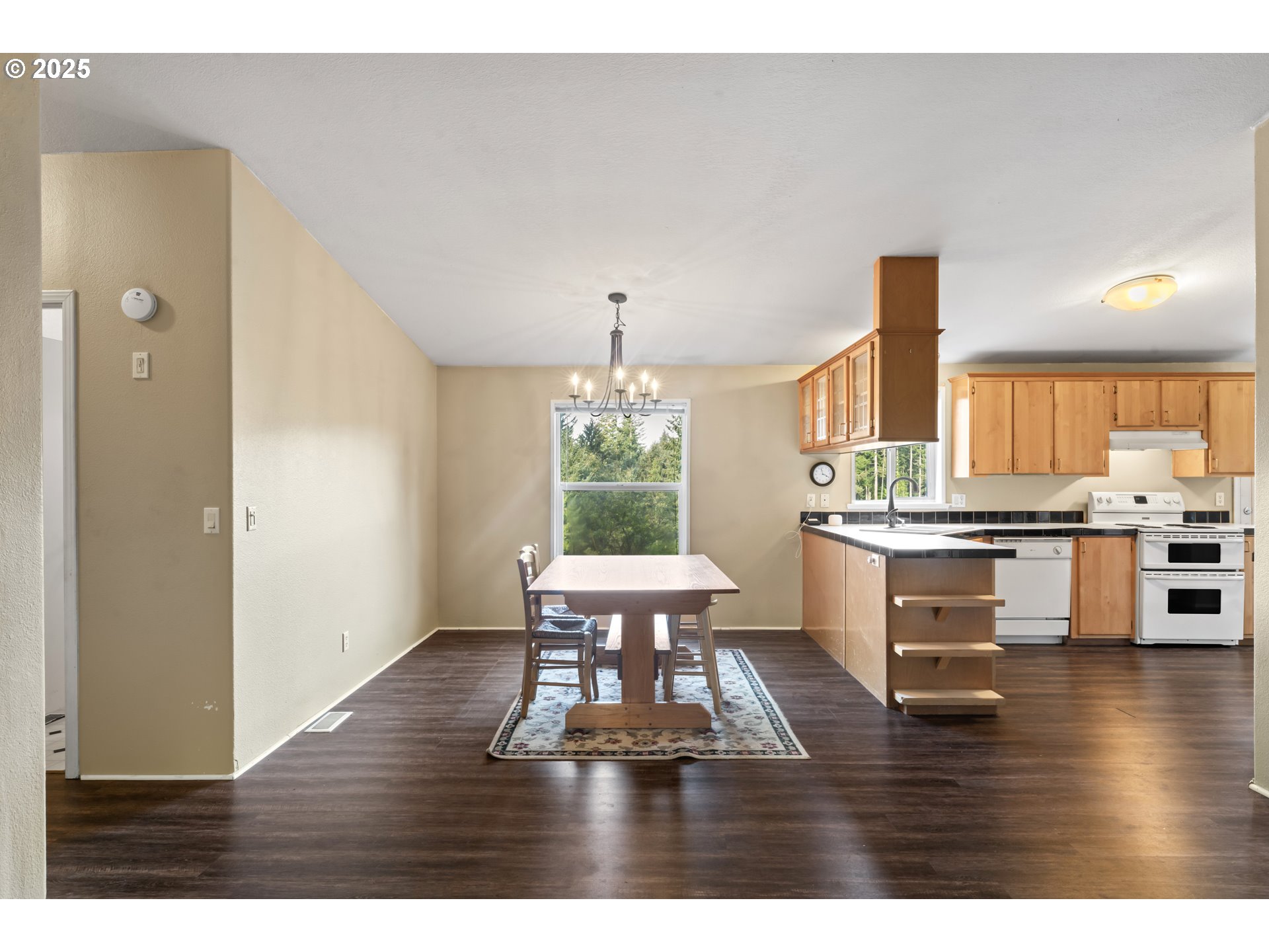 5929 North Mercer Lake Road Florence, OR 97439 - Photo 5 of 37 Dining Area