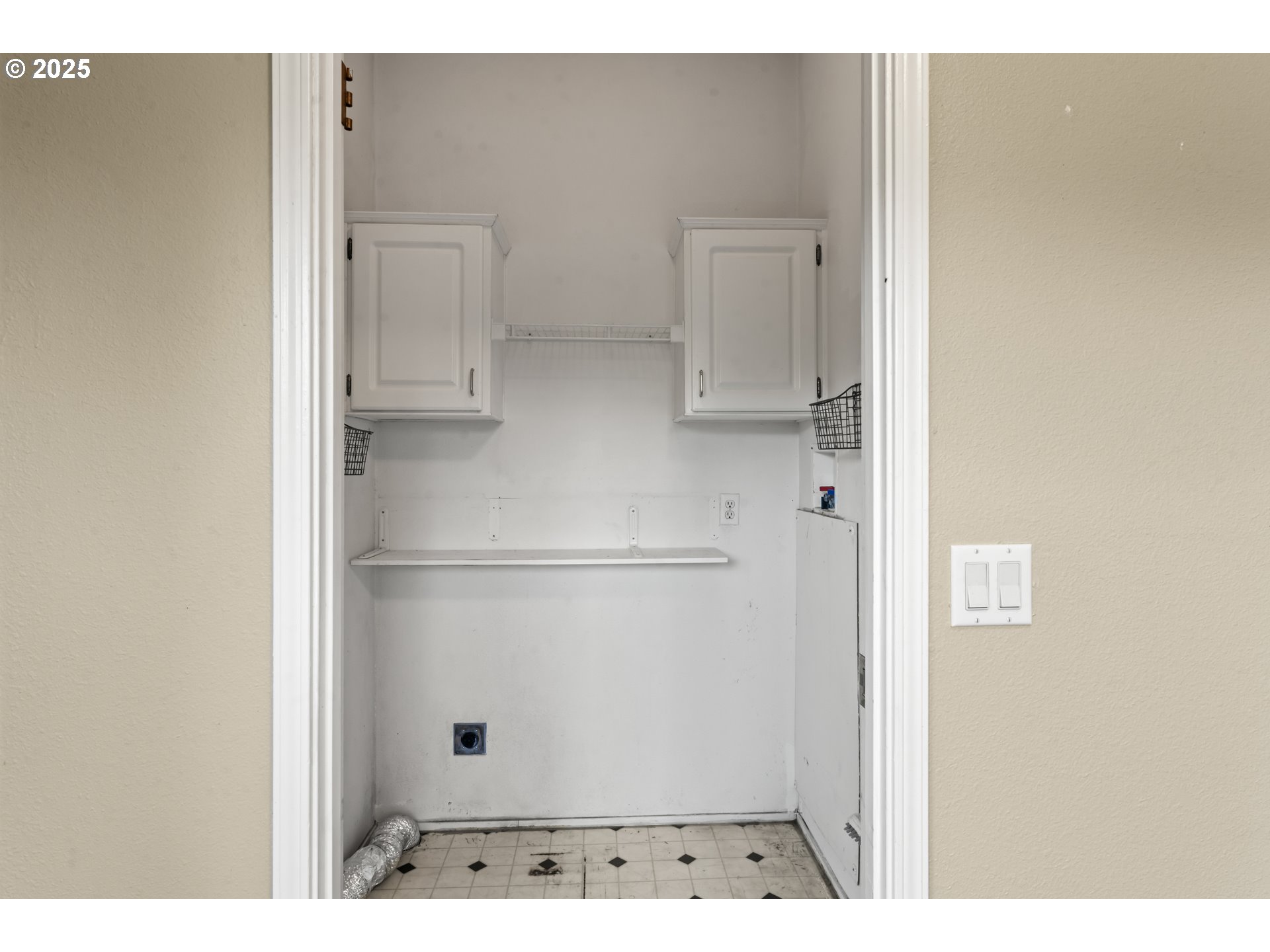 5929 North Mercer Lake Road Florence, OR 97439 - Photo 10 of 37 Laundry