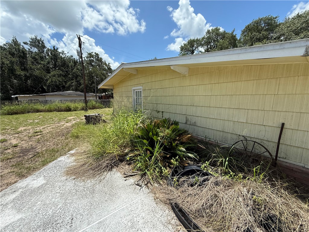 612 Taylor Falfurrias, TX 78355 - Photo 2 of 7
