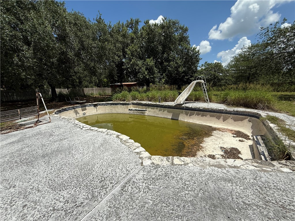 612 Taylor Falfurrias, TX 78355 - Photo 3 of 7