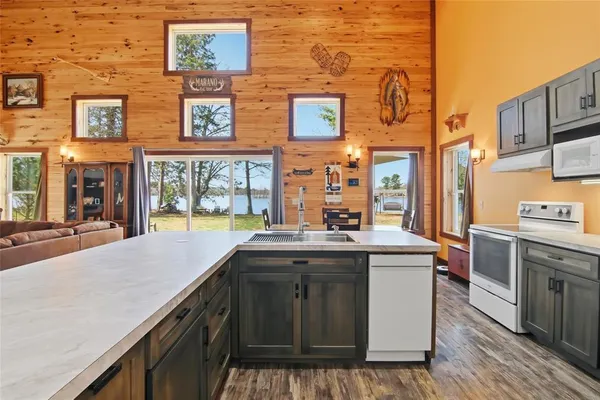 $569,900 | W8895 North Lake Road, Greenwood, WI 54437
