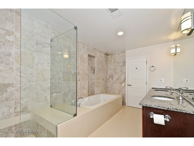353 West Chicago Avenue, Unit 4E Chicago, IL 60654 - Photo 15 of 25