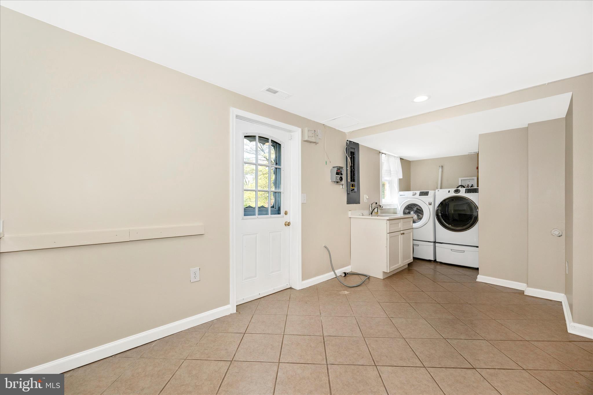 11713 Wayneridge Street Fulton, MD 20759 - Photo 38 of 52 Laundry Room