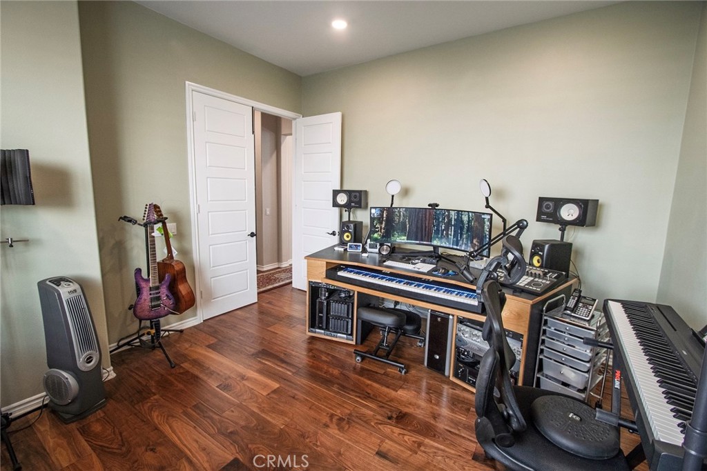 26424 Township Street Saugus, CA 91350 - Photo 64 of 72 a view of a room with gym equipment