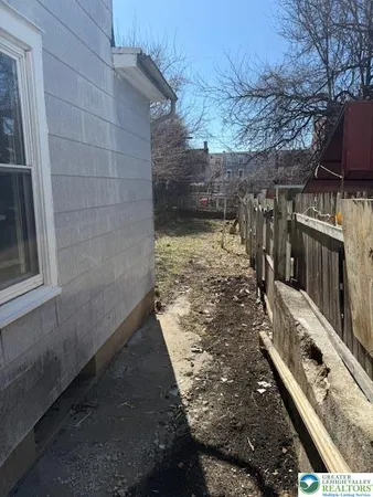 a view of a backyard with pathway