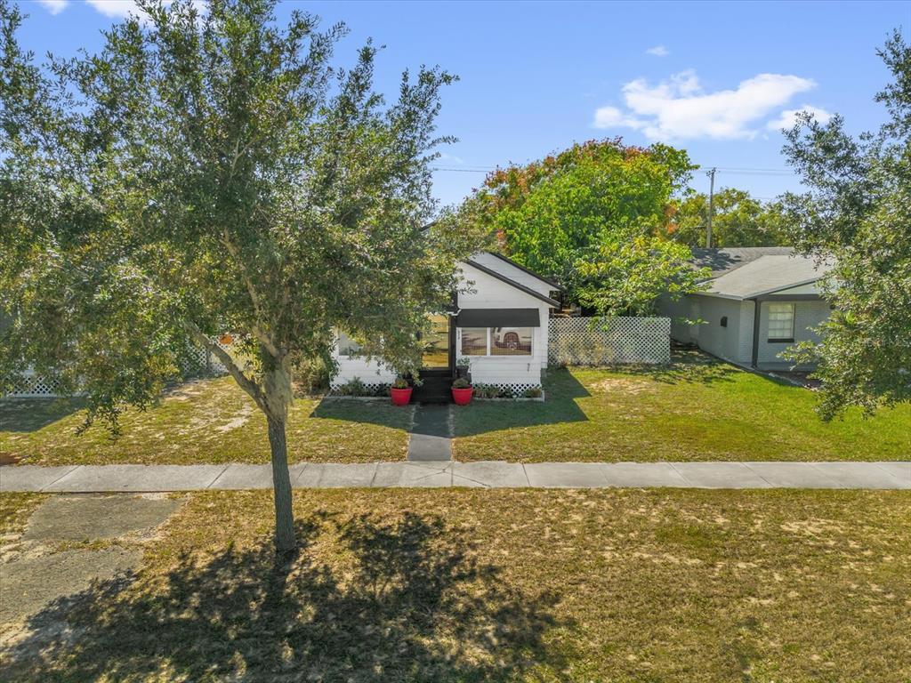 312 East Main Street Dundee, FL 33838 - Photo 23 of 27 a front view of a house with garden