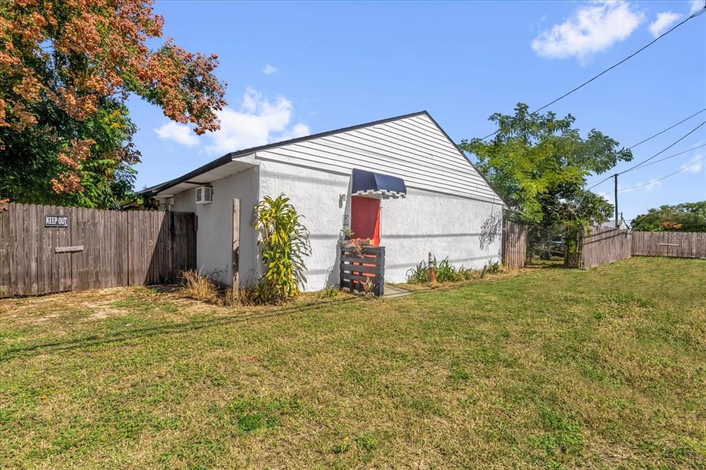 312 East Main Street Dundee, FL 33838 - Photo 24 of 27 a view of a backyard of the house