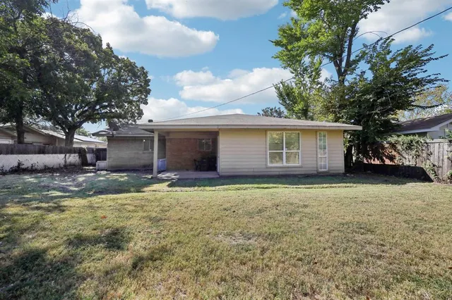 a view of a house with a yard and garage