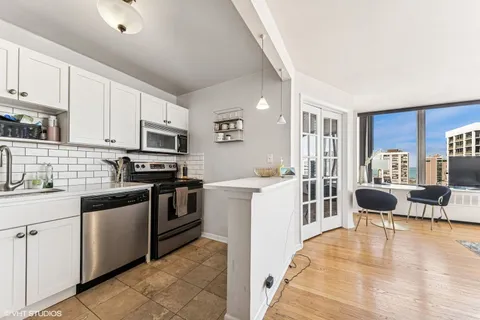 $325,000 | 1355 North Sandburg Terrace, Unit 2608, Chicago, IL 60610