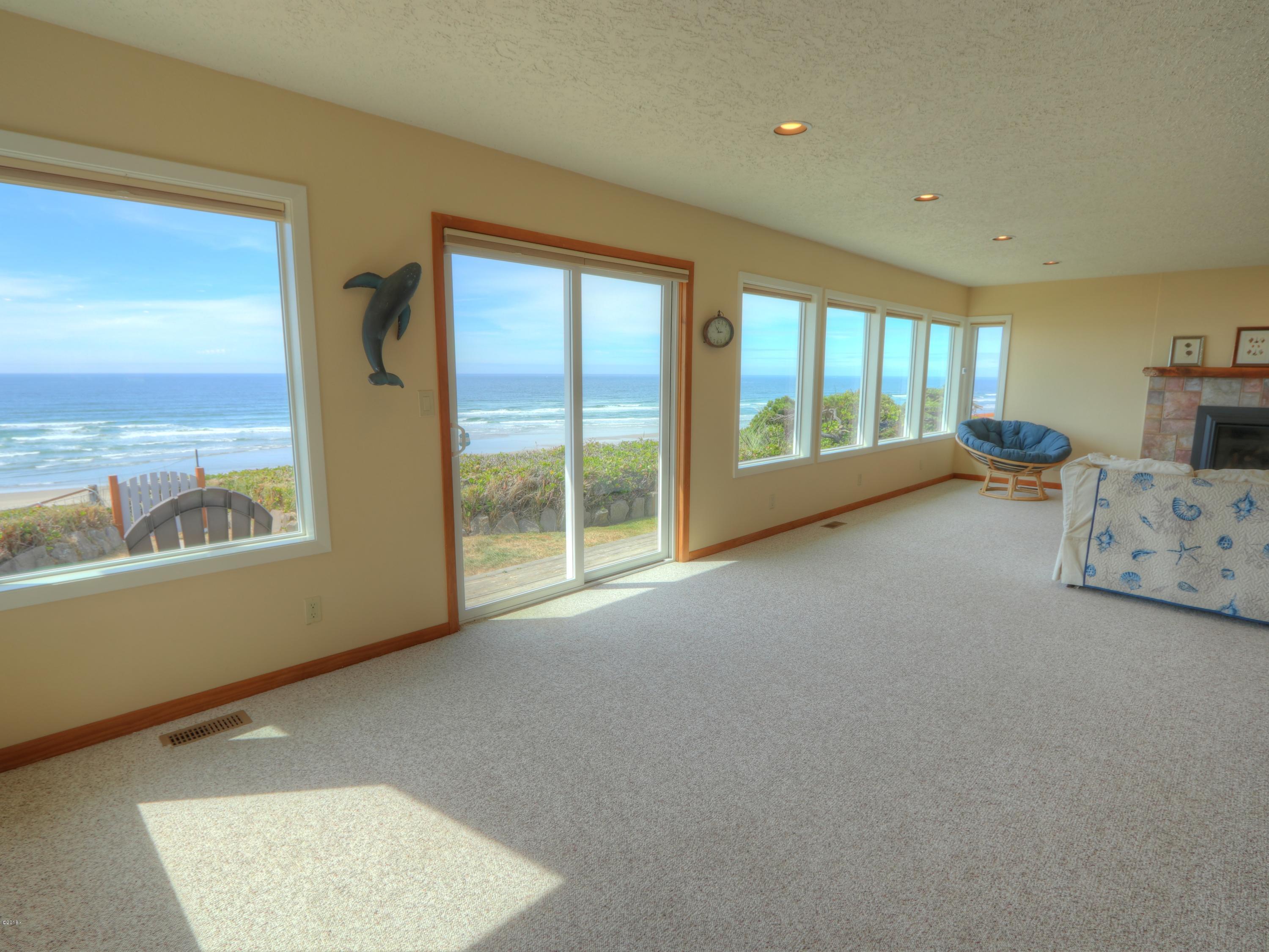 1032 Southwest Mark Street Newport, OR 97365 - Photo 3 of 37 Living Room