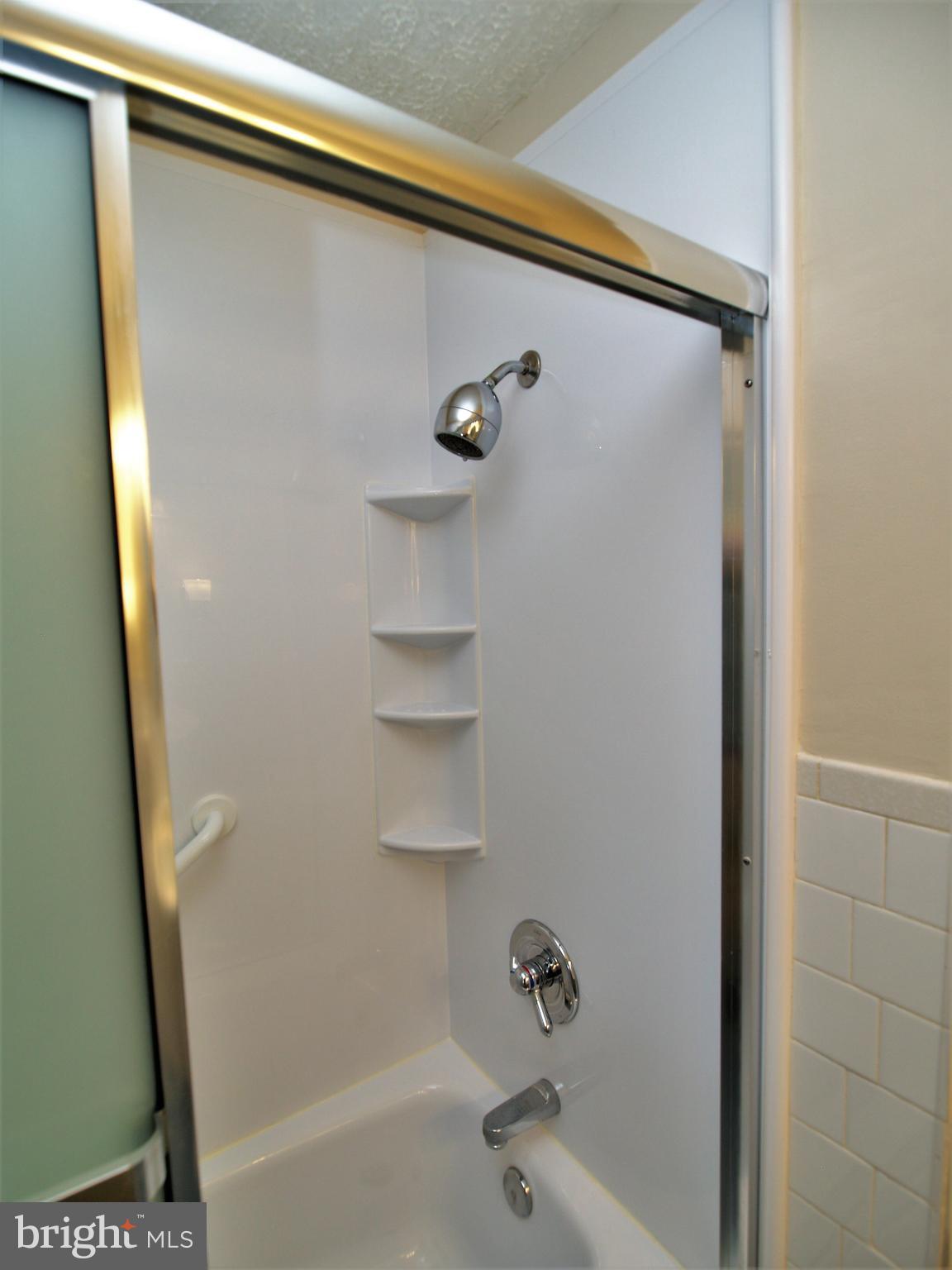 652 Charraway Road Baltimore, MD 21229 - Photo 17 of 22 a bathroom with a bathtub