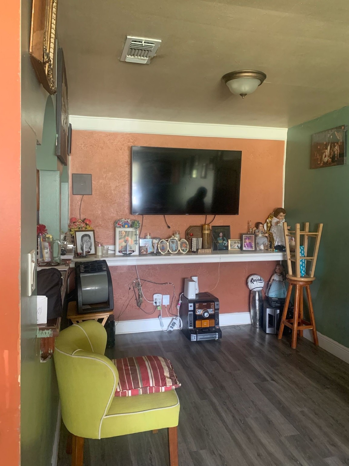 7311 Roswell Street Houston, TX 77022 - Photo 8 of 18 a room with furniture and a wooden floor