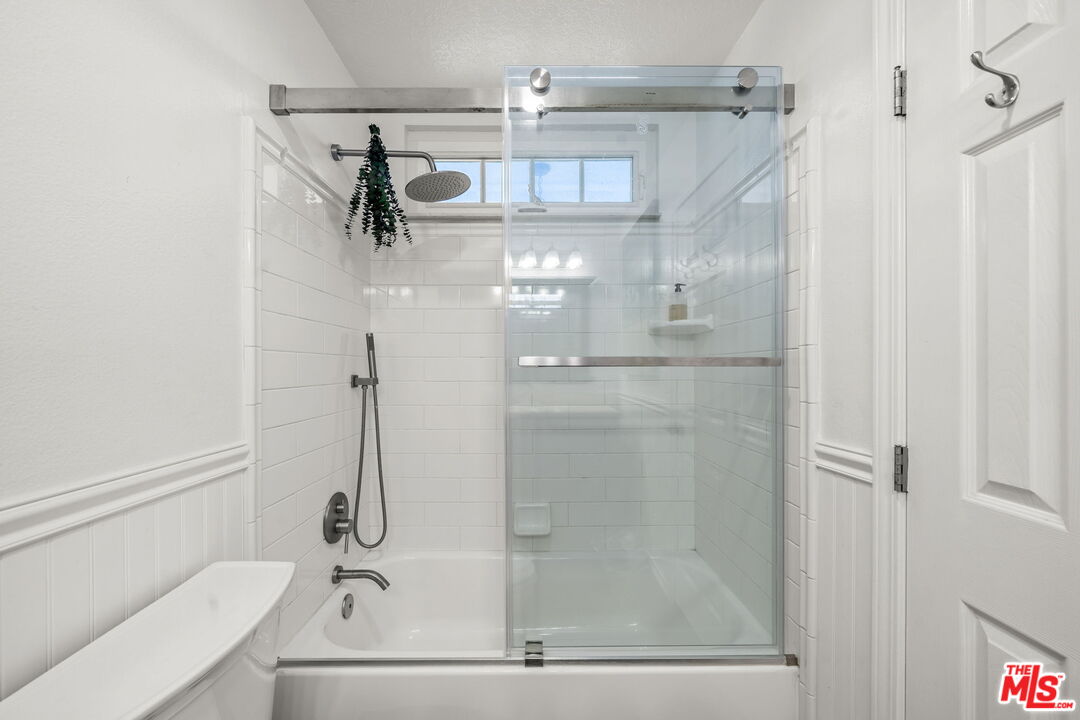 359 Termino Avenue Long Beach, CA 90814 - Photo 19 of 22 a bathroom with a shower