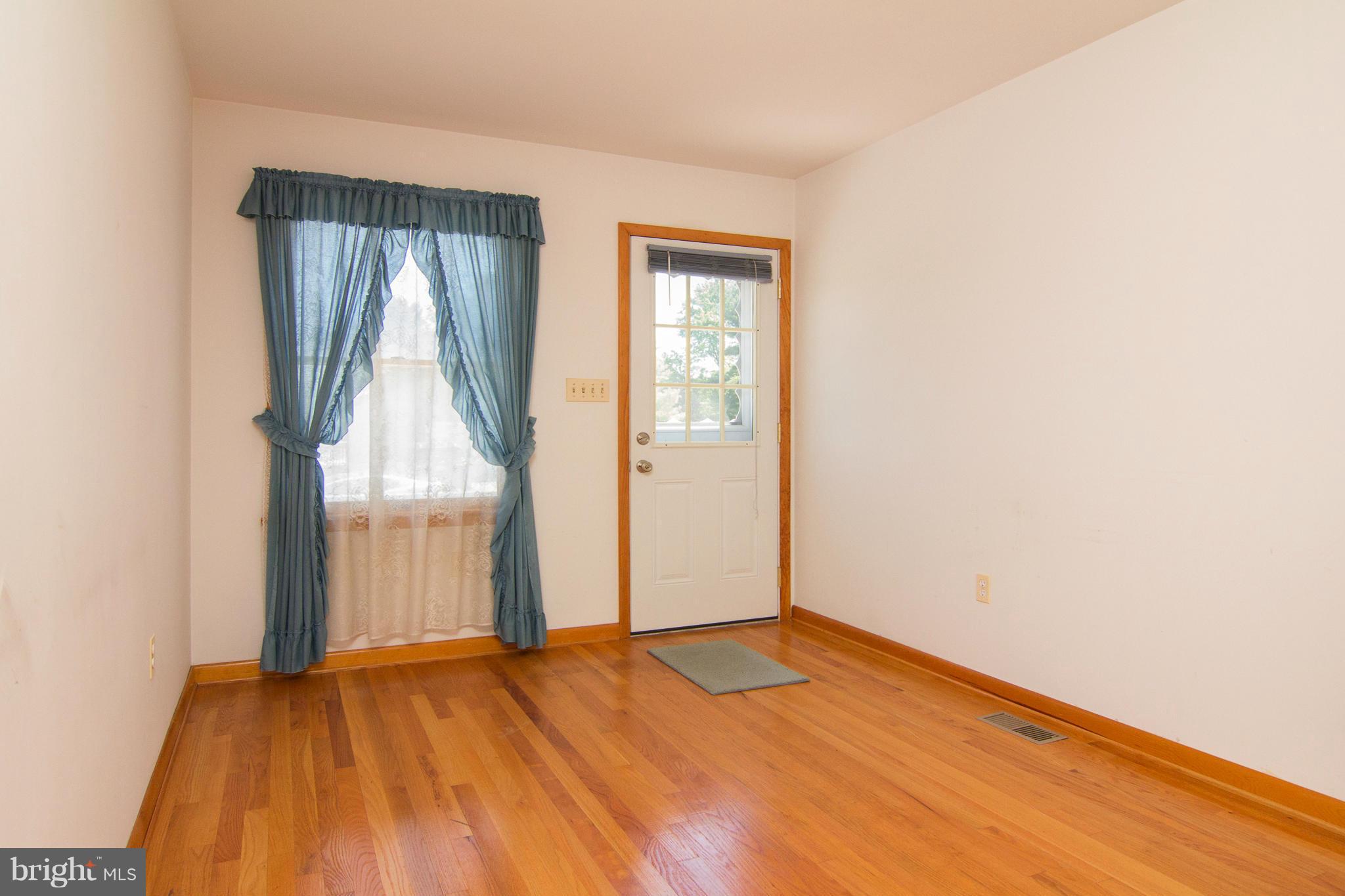 2538 Bert Fowler Road Hampstead, MD 21074 - Photo 17 of 23 Living Room