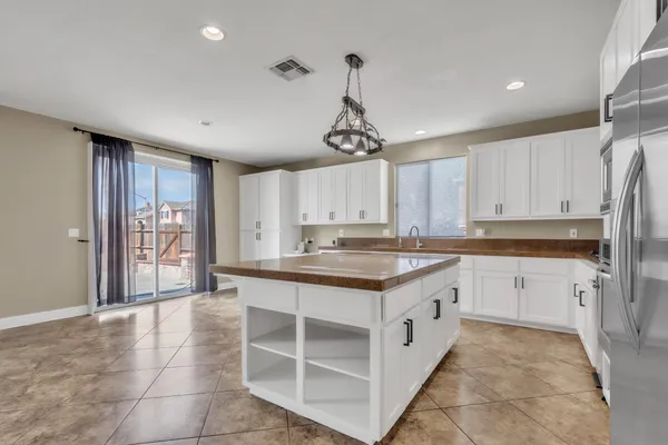 $699,900 | 3329 Vancouver Drive, Modesto, CA 95355