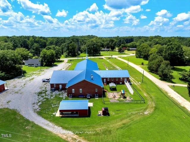 a view of a back yard