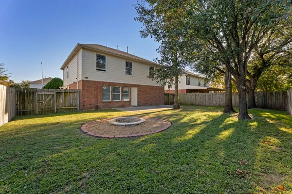 a view of a backyard