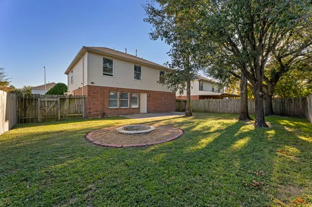 a view of a backyard