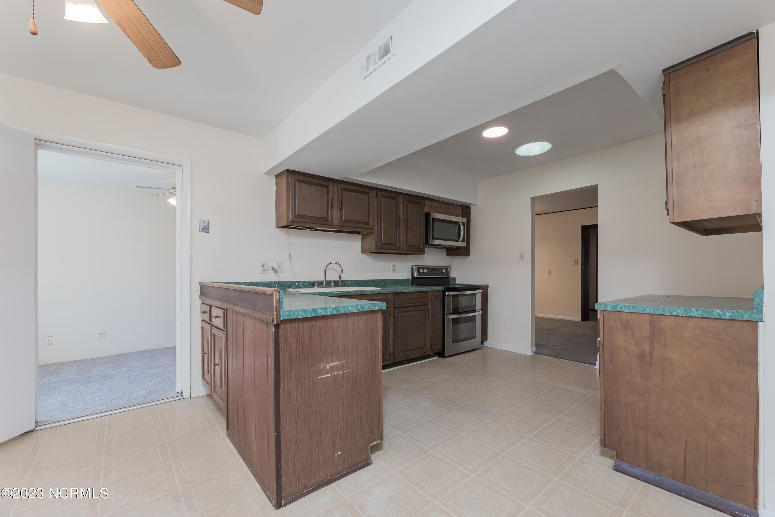 130 Balsam Road Jacksonville, NC 28546 - Photo 16 of 48 20KITCHEN