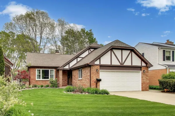 $750,000 | 313 South Hi Lusi Avenue, Mount Prospect, IL 60056