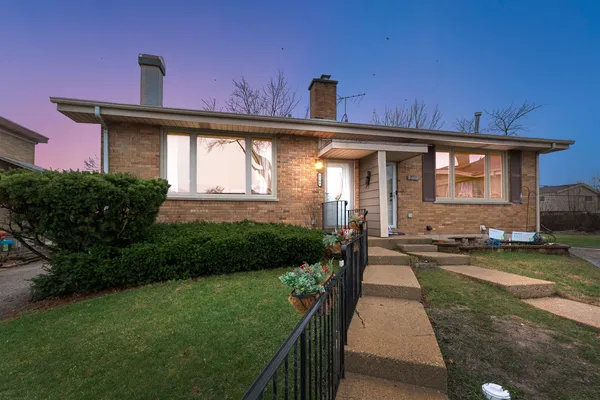 $419,900 | 9308 Home Court, Des Plaines, IL 60016