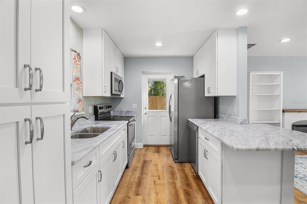 4020 Connersville Road Bartow, FL 33830 - Photo 42 of 50 a kitchen with a sink stove and refrigerator
