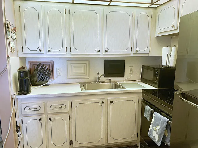 a view of a workspace with furniture