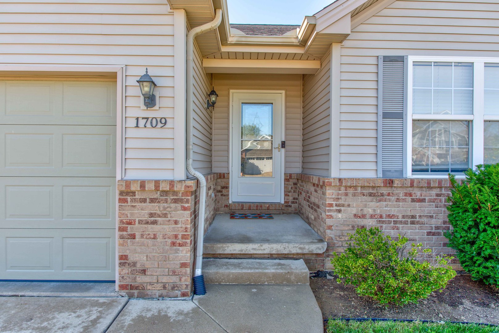 1709 Hunters Ridge Court Mahomet, IL 61853 - Photo 4 of 42 Gallery Image 4