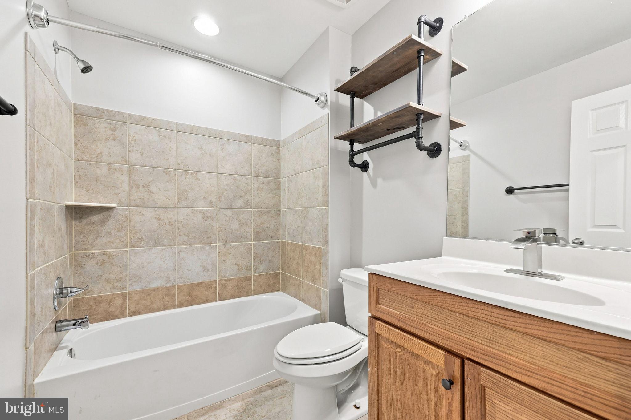 25678 Pleasant Valley Road Chantilly, VA 20152 - Photo 12 of 56 Guest Full Bath
