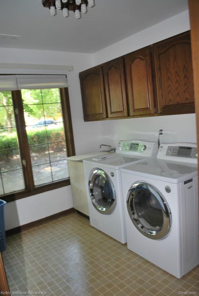 31241 Country Ridge Circle Farmington, MI 48331 - Photo 30 of 56 Washer & Dryer