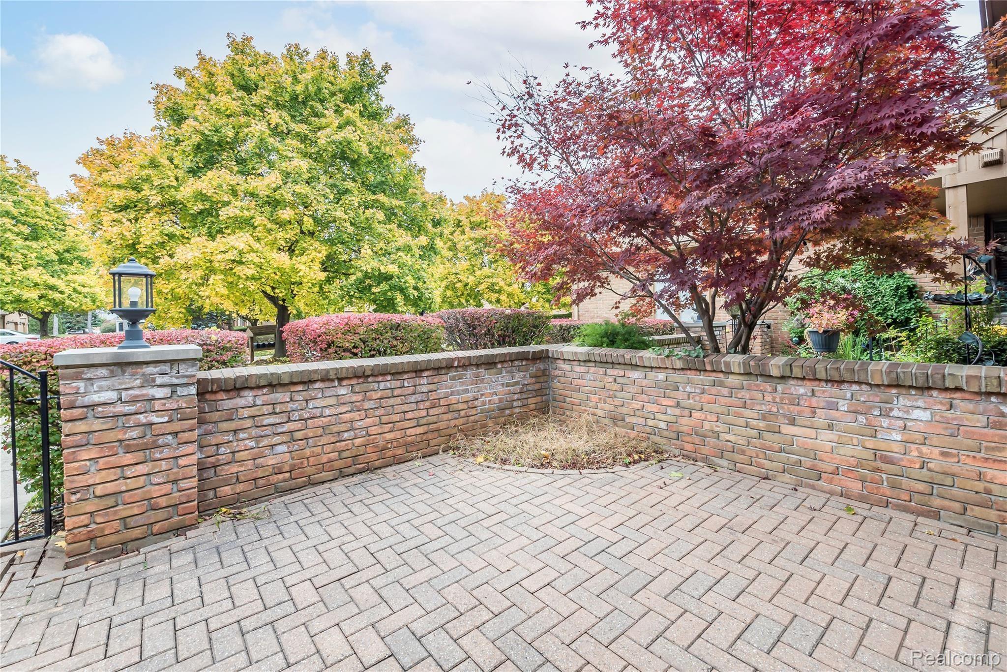2199 London Bridge Drive Rochester, MI 48307 - Photo 2 of 18 Brick Paver Courtyard
