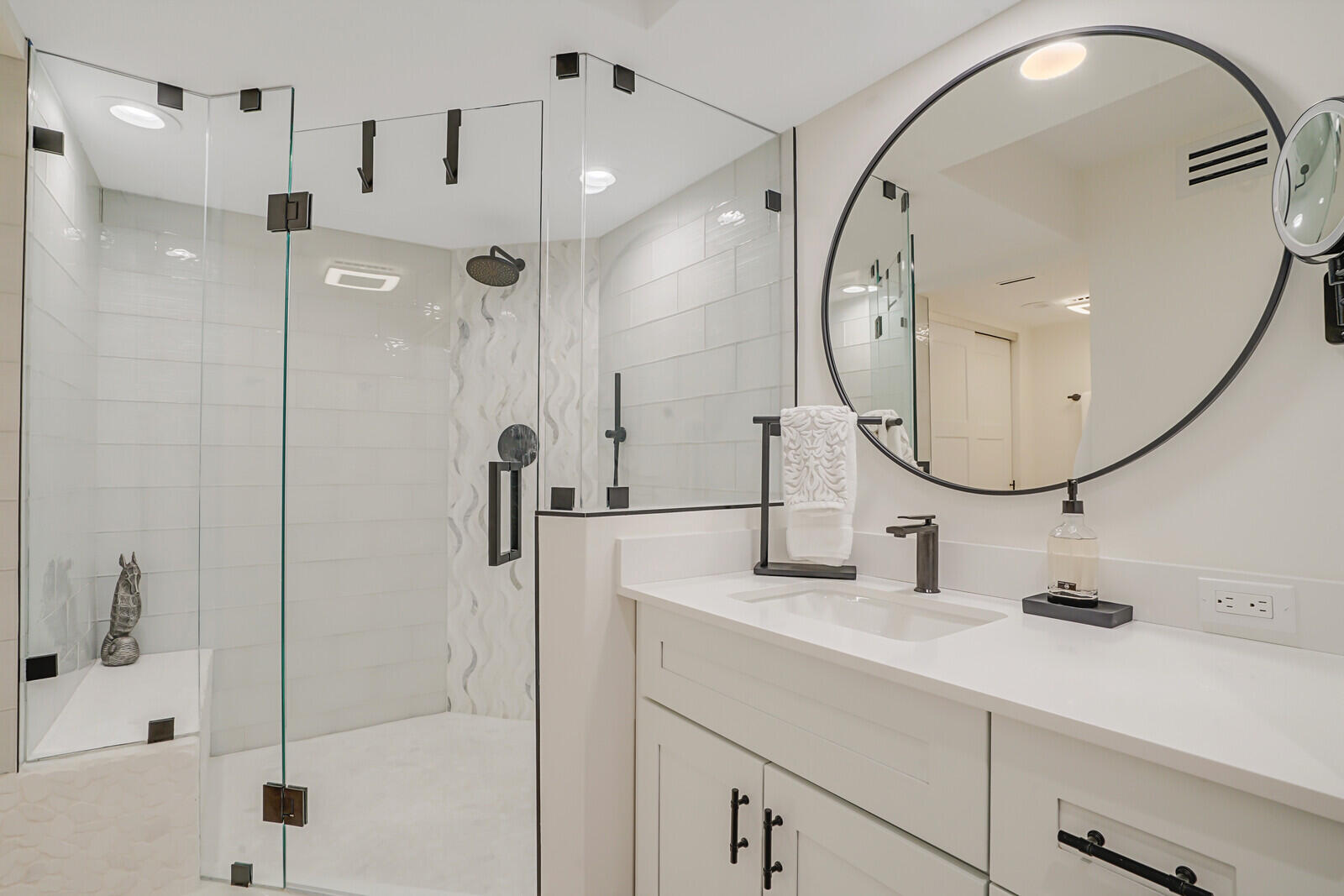 7527 Glendevon Lane, Unit 805 Delray Beach, FL 33446 - Photo 27 of 52 Guest Bath