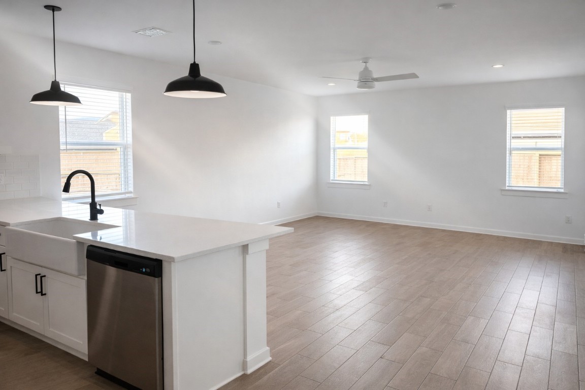8438 Bay Rdg Circle Baytown, TX 77523 - Photo 17 of 22 Bright Living Room