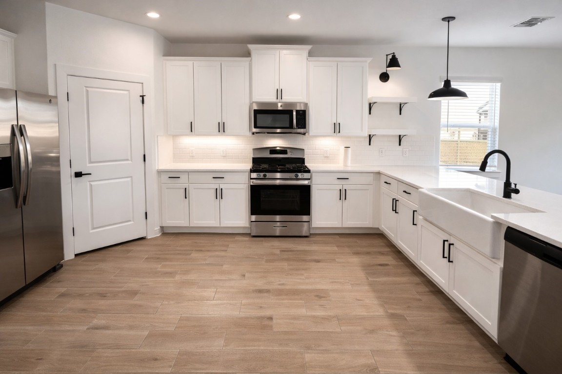 8438 Bay Rdg Circle Baytown, TX 77523 - Photo 3 of 22 Spacious Kitchen