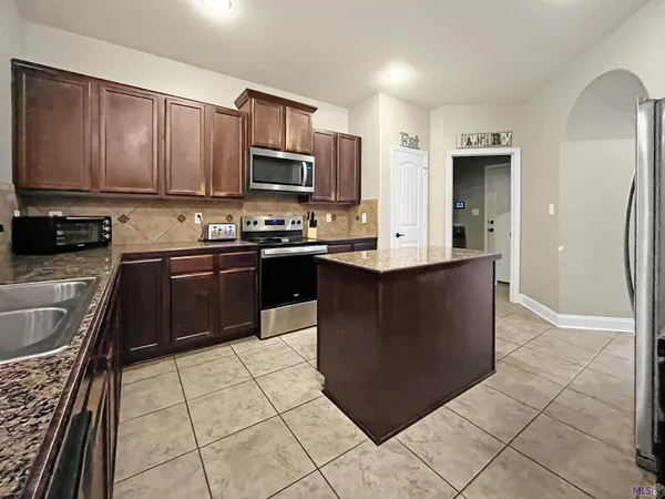 $275,000 | 10459 Oakmount Drive, Denham Springs, LA 70706