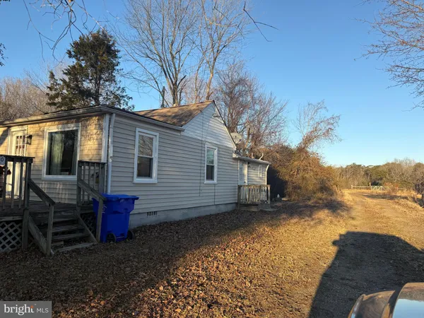a view of a house with backyard and trees