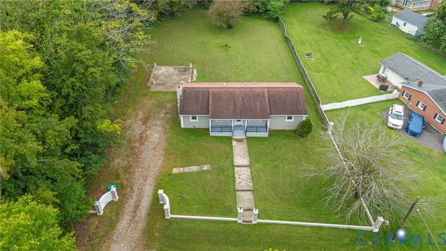 a view of a back yard