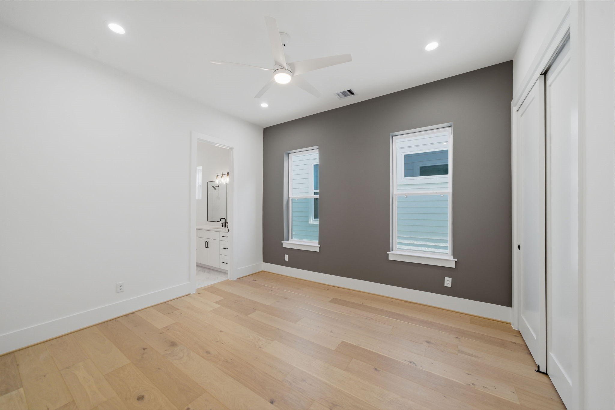 1229 Prince Street Houston, TX 77008 - Photo 13 of 32 Photo of one of the sizable guest bedrooms with large closet and adjoining bath. (Photo is of a previously completed home. Finishes are subject to change.)