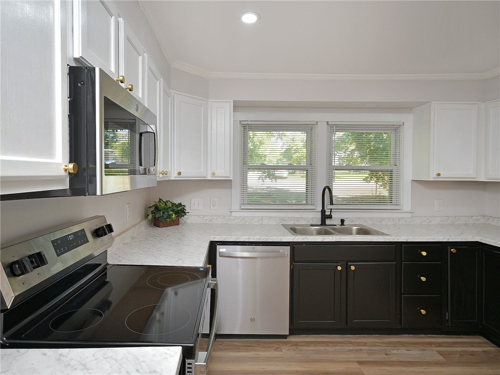 3517 Shawnee Avenue Anderson, SC 29626 - Photo 20 of 25 A well-appointed kitchen showcasing contemporary appliances and ample countertop space.